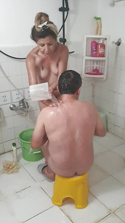Yaşlı adam genç kız arkadaşıyla banyo yapıyor, Türk çift doğal ev hayatlarında.