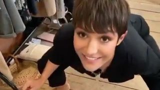 Frankie Bridge идет с крабом