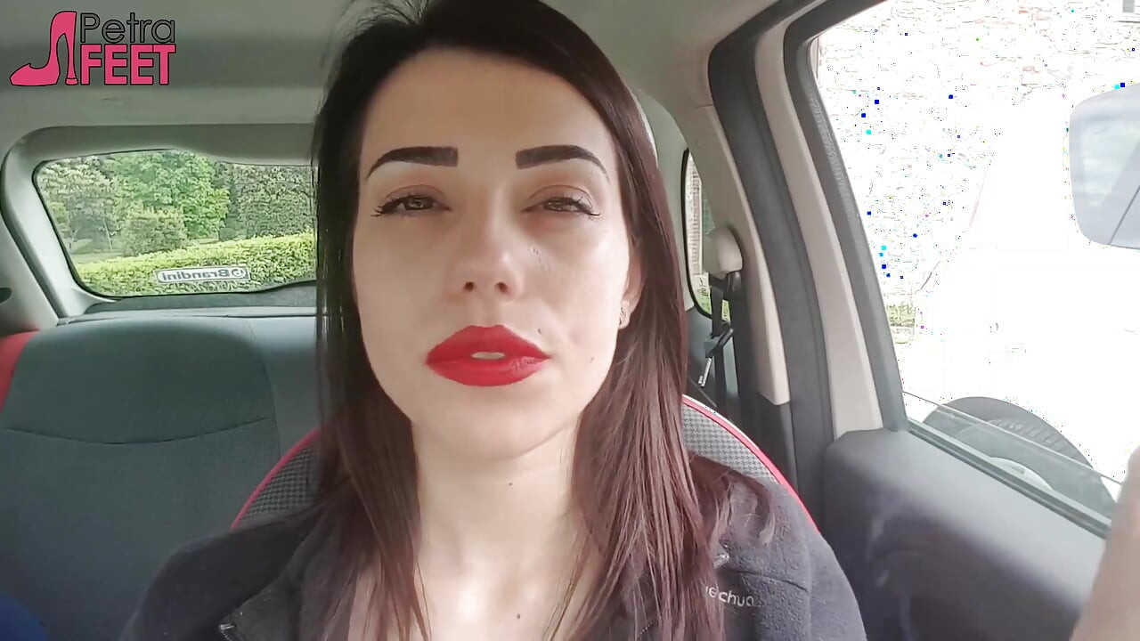 Bonita Petra fumando em seu carro