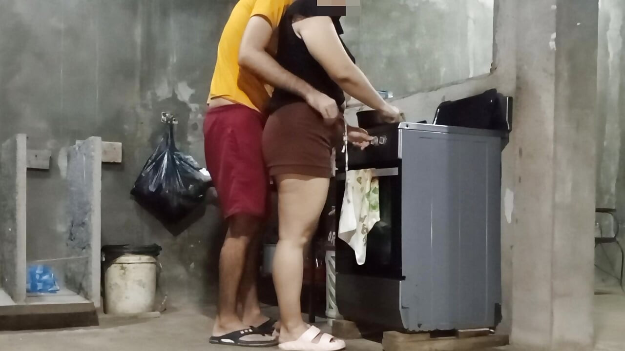 Single mom was going to make dinner but her best friend seduces her to her hard, real homemade sex