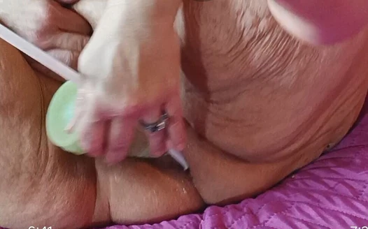 Götü sert sikiliyor ve oyuncağı götünde kırıyor ve hızlı boşalıyor