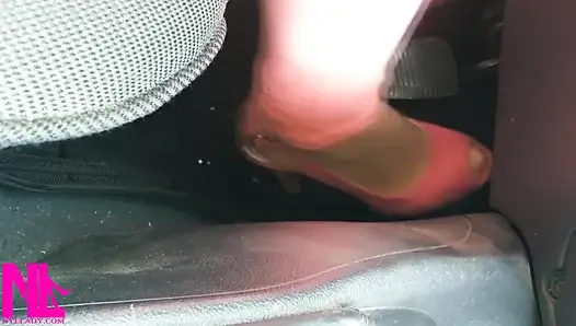 Çıplak naylon çoraplı ve pembe dikizlenmiş yüksek topuklu ayakkabılarla vites çubuğuna mastürbasyon ve mastürbasyon