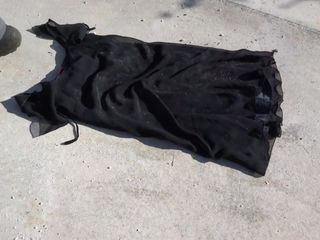 Saubere Schuhe am schwarzen Kleid