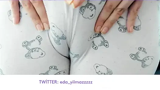 CAMELTOE- MASTURBASI DENGAN PIYAMA- MENGGOSOK MEMEK DENGAN PIYAMA