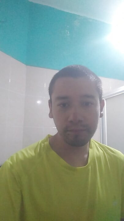 Homem lava o rosto