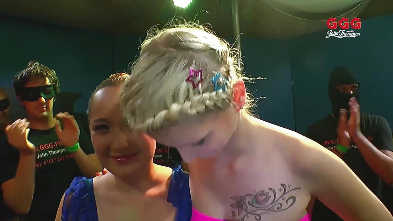 Những con đĩ tận tâm trong cuộc hoan lạc tập thể hoang dã