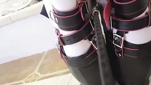 Одетая в японской одежде сдерживается и выпороли