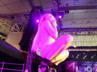 アテネエロアート2016のステージで潮吹きするローラ・テイラー