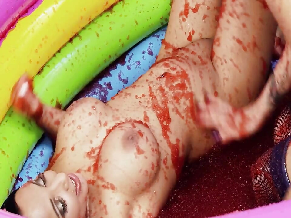 Pičke u bazenu Scena-4 Smeđokose lezbijke s velikim sisama jebu se zajedno u bazenu s želeom