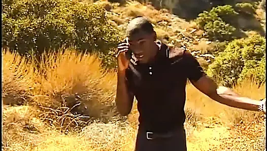 Siyah kovboy kız plajda büyük siyah yarağa biniyor