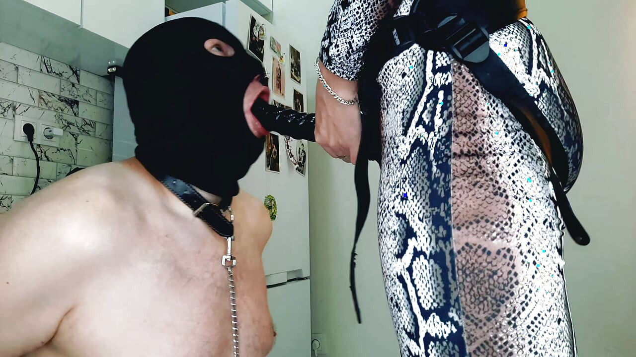 Saya tidak suka hamba untuk bercakap banyak, jadi mulut mereka harus dipenuhi dengan strap-on puan mereka. Melatih blowjob yang baik