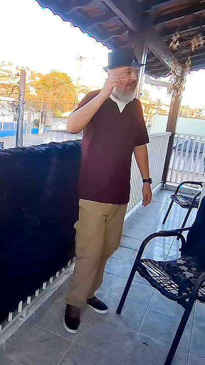 Pareja real moliendo y poniéndose traviesa en el balcón