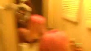 Une fille blanche aux cheveux roses se fait baiser par une grosse bite noire dans la salle de bain