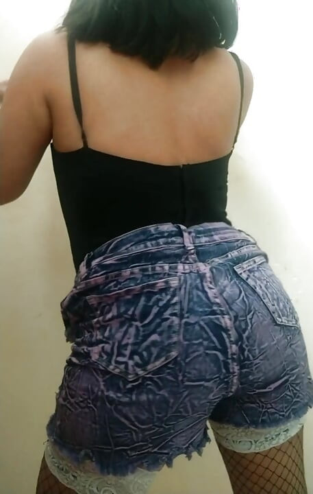 Balla e si spoglia nuda mostrando la sua figa glastra