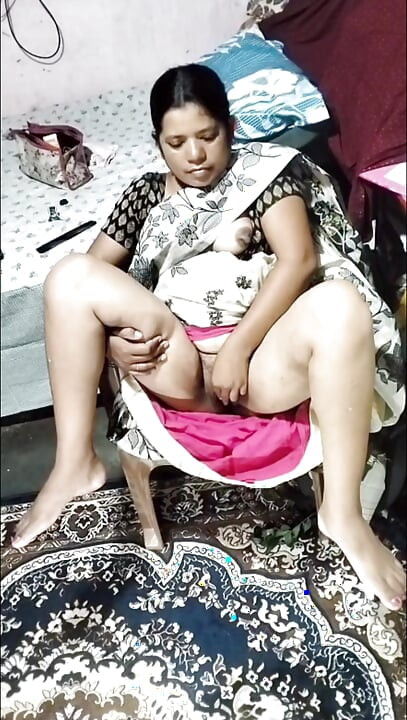 India levantando sari para abrir coño