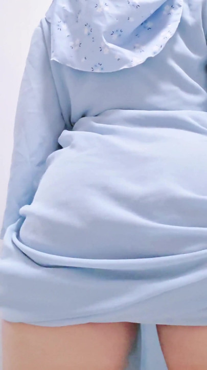 POV: Hijabi-tyttö tyylikkäällä sinisellä Abaya-kiusauksella | Leike 2