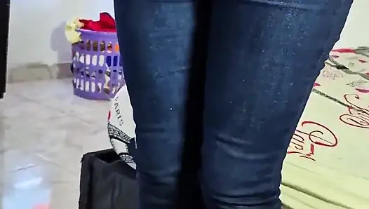 Die Putzfrau ist traurig, weil ihr Ehemann für die uns gegangen ist; Ihr chef bläst ihren tag.