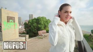 La rusa henessy es follada en una cámara pov en público