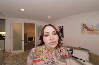 BaDoinkVR киска Aviana Violet промокла через ее трусики, когда ты спас ее от притяжательного фаната