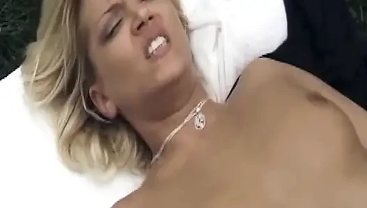 Sarışın orta yaşlı seksi kadın açık havada amını yalatıyor ve dölleniyor