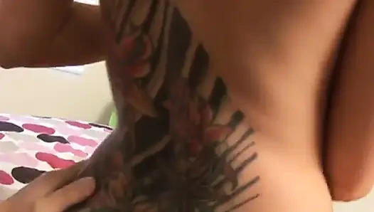 Дрочка задницей от татуированной шлюшки с цветными волосами в видео от первого лица