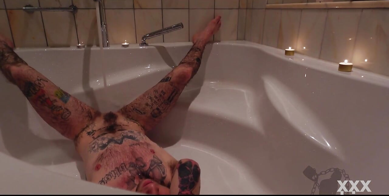 Tattooed Ftm in the Bath! Pink Pussy XXX Skips Lets You Watch