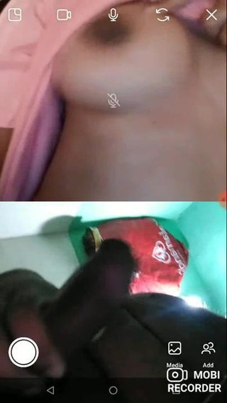 La videollamada con un bebé en Instagram mostró sus tetas