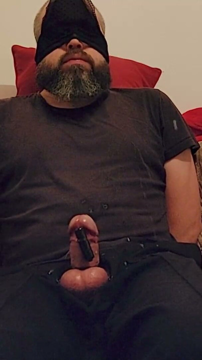أبي مربوط بهزاز على الديك - Slugsofcumguy | مقطع 1