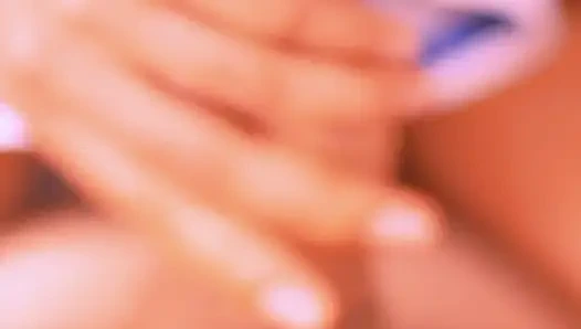 Das hübsche college-schätzchen reitet diesen schwanz nach dem unterricht