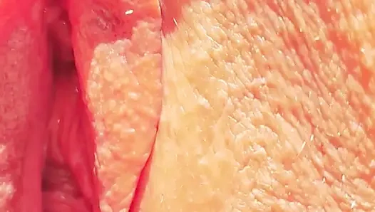 Azgın olgun süper yakın çekim geniş açık amcığını gösteriyor.