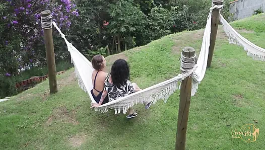 Sarışın ve esmer seksi ayak ibadetinde ayak parmaklarını ve tabanlarını yalıyor ve kokluyor