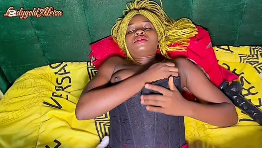 Девушка с большим толстым клитором; Соло мастурбация