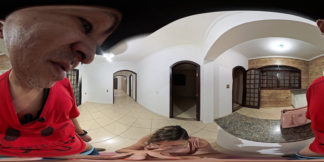 Executiva chupa e faz sexo com um cliente em uma casa vazia.