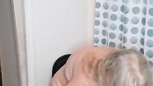 Ateşli orta yaşlı seksi kadın sandalyede dildosunu sikmeye çalışırken sorun yaşıyor!