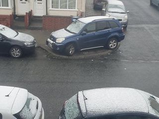 Une fille nue baise dans la neige derrière la voiture