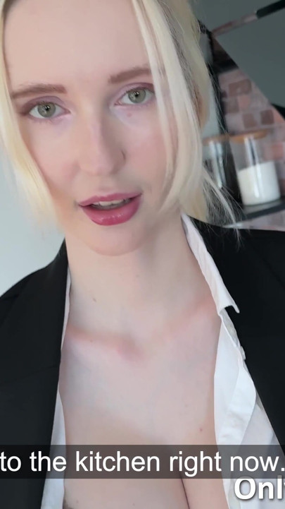 Jebanje vruće kolegice u uredskoj kuhinji - sisanje sperme na njezine velike sise | Isječak 1