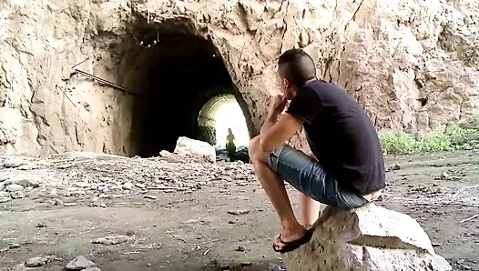 Молодую шлюшку трахают в киску на пляже