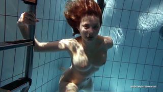 Zuzanna nada desnuda y cachonda en la piscina