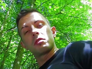 Att träffa en sexig brunett i skogen gör killen motiverad för utomhus analsex