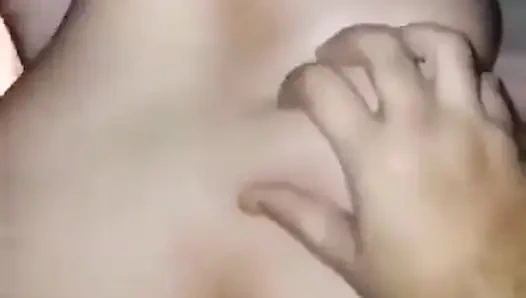 Pencaplı evli kadın kocasının yarağına biniyor