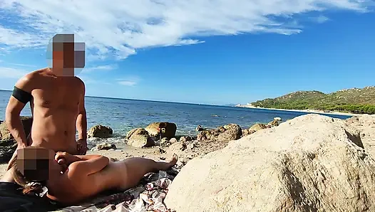 Незнакомцы застукали мою жену за прикосновением и трахающейся мой большой член на нудистском пляже