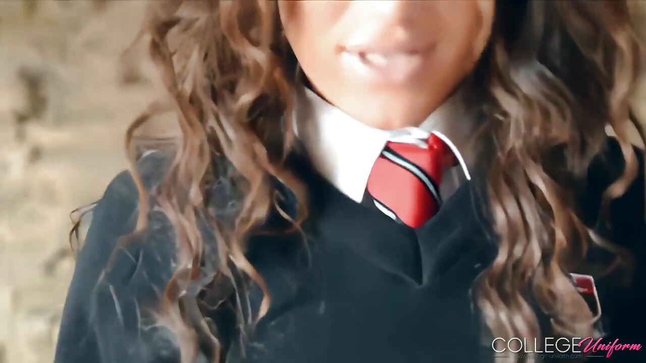 Uniforme provocante con Becky Holt