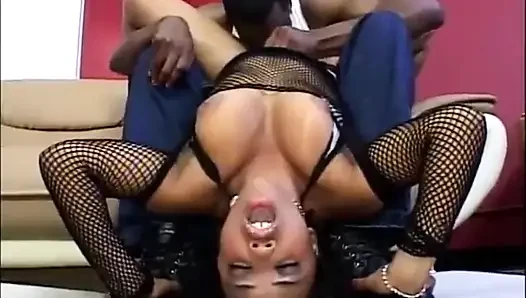Seksi büyük memeli zenci kız amında büyük yarağı seviyor... Memelere boşalma