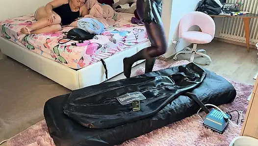 Evli kadın kocasını şişme tam vücut lateks bondaj çantasında estim ile orgazma itiyor. Kısıtlı nefes alma - ağzı tıkalı göt tıkacı