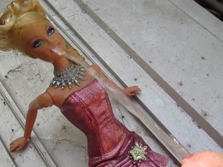 Barbie sotto la doccia dorata si fa incazzare in seguito a sborrate