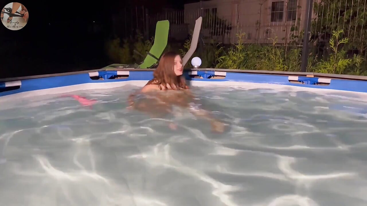 Ο Luca κάνει τη Lexi να χύσει στην πισίνα