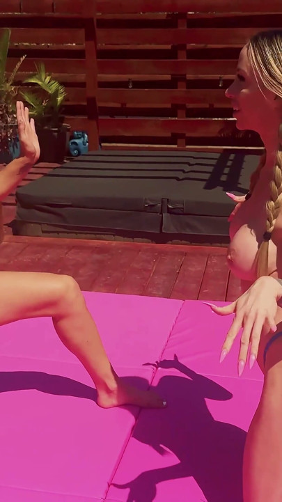 Andi Vicious Vs Mars Solo Topless Sex Wrestle Submission - Two Muscle Beauties Sex Fight Outdoors to See Who the Ultimate Femal