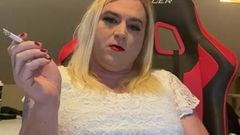 Une femme trans fume et se caresse