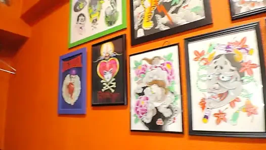 Жажду дикого момента с крутой, татуированной красоткой, которую я только что встретил