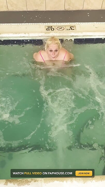 Davisdesires Is in the Pool Watch Her Pussy Drool